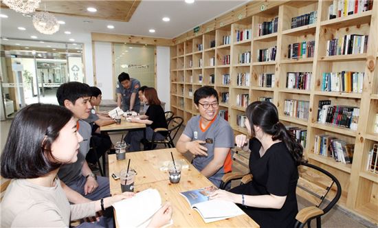 한국타이어, 사내 북카페 오픈…"임직원 소통 늘려요"