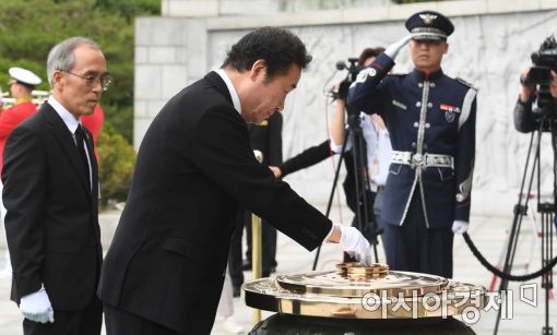 [포토]분향하는 이낙연 신임 국무총리