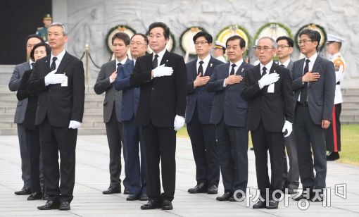 [포토]국기에 대한 경례하는 이낙연 신임 국무총리