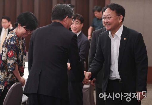 [포토]참석자들과 악수하는 유일호 경제부총리 