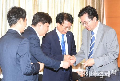 [포토]인사하는 이한주 위원장-서민금융진흥원 관계자들