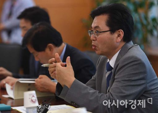 [포토]모두발언하는 이한주 경제1분과 위원장