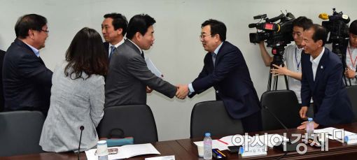 [포토]악수하는 김진표 위원장-서병수 부산시장