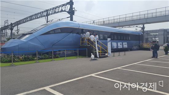 코레일, 순천역 광장서 신형 고속열차 모형 공개