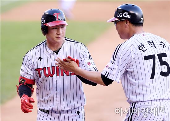 [포토]오지환, '시즌 5호는 선제 솔로포'