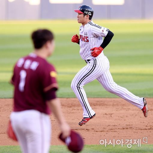 [포토]오지환, '한현희 상대로 시즌 5호 홈런'