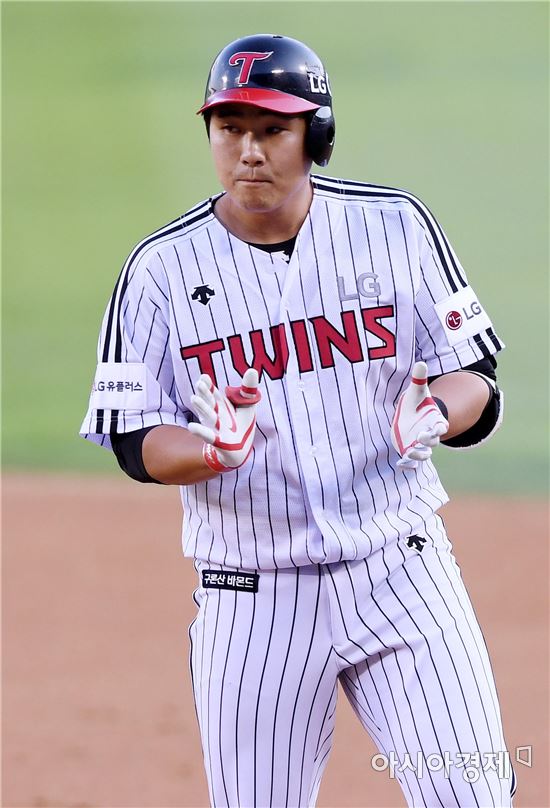 [포토]박수치는 LG 김재율, '오늘도 좋은 활약'