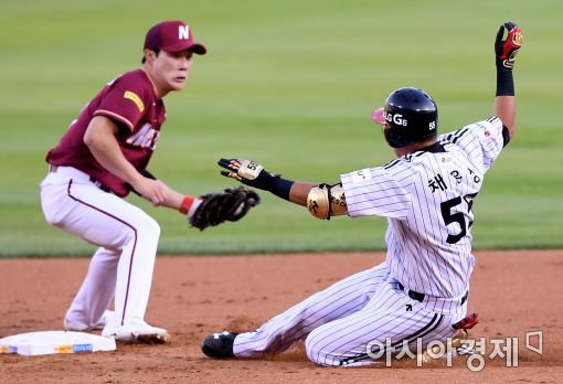 [포토]우중간 2루타로 출루하는 채은성