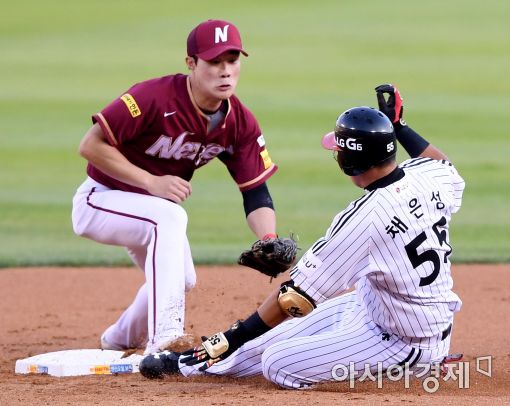 [포토]우중간 2루타로 출루하는 채은성