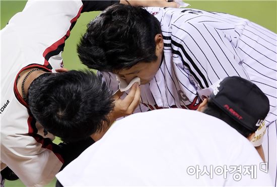 [포토]바운드 된 파울 타구 맞은 김재율'