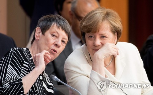 바바라 핸드릭스 독일 환경부장관(왼쪽)이 앙겔라 메르켈 독일 총리에게 무언가를 설명하고 있다. [이미지출처=연합뉴스]