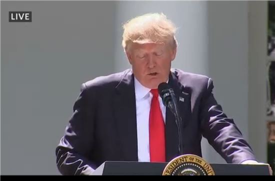 도널드 트럼프 미국 대통령이 1일(현지시간) 파리 기후변화협약 탈퇴를 발표하고 있다.