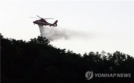 서울 노원구 수락산에서 소방헬기가 잔불을 정리하고 있다. / 사진=연합뉴스 제공