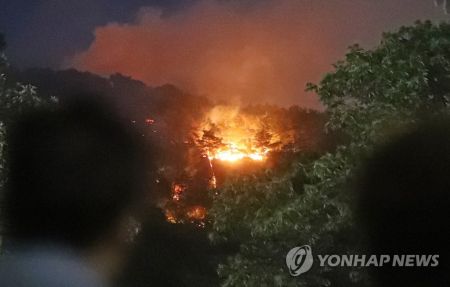 1일 오후 서울 노원구 상계동 수락산에 대형산불이 발생했다. / 사진=연합뉴스 제공