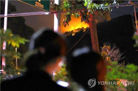서울 노원구 상계동 수락산에 대형 산불이 발생해 인근 주민들이 잠 못 이루고 산불을 살피고 있다. / 사진=연합뉴스 제공