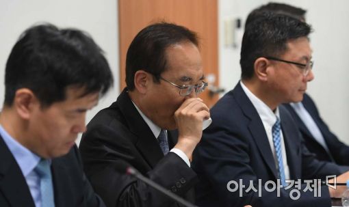 [포토]목 타는 김준경 KDI원장