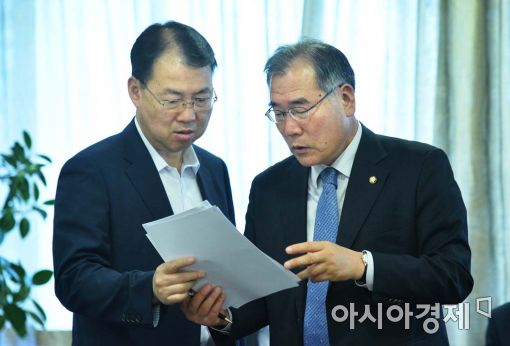 [포토]관계자와 대화하는 이개호 경제2분과 위원장