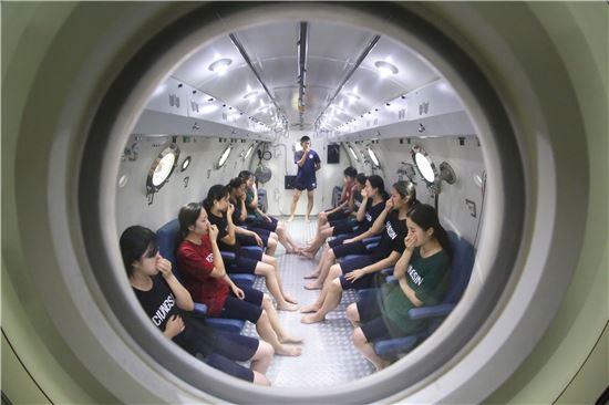 피투성이 부상병 지켜내는 ‘강철심장’ 간호장교