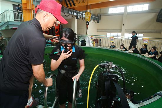 피투성이 부상병 지켜내는 ‘강철심장’ 간호장교