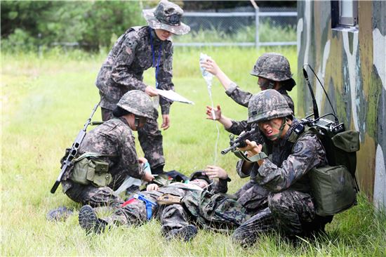 피투성이 부상병 지켜내는 ‘강철심장’ 간호장교