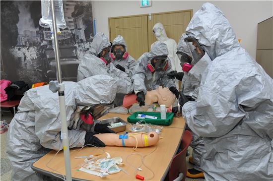 피투성이 부상병 지켜내는 ‘강철심장’ 간호장교