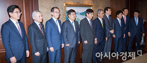 이주열 한국은행 총재(오른쪽에서 여섯 번째)가 2일 오전 서울 중구 한은 본관에서 열린 금융협의회에 참석해 시중은행장들과 기념촬영을 하고 있다. 왼쪽부터 이광구 우리은행장, 박종복 SC제일은행장, 박진회 한국씨티은행장, 이경섭 NH농협은행장, 이 총재, 윤종규 KB국민은행장, 최종구 수출입은행장, 함영주 KEB하나은행장, 김도진 IBK기업은행장, 위성호 신한은행장. 