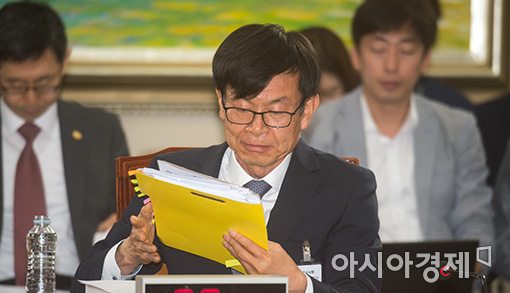 [포토]자료 정리하는 김상조 후보자