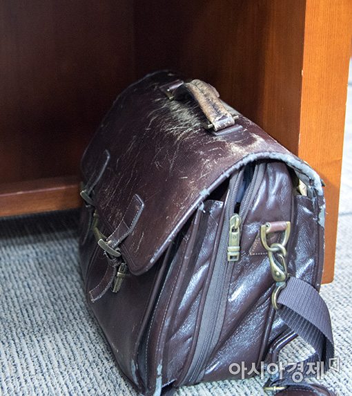 [포토]김상조 후보자의 낡은 가방