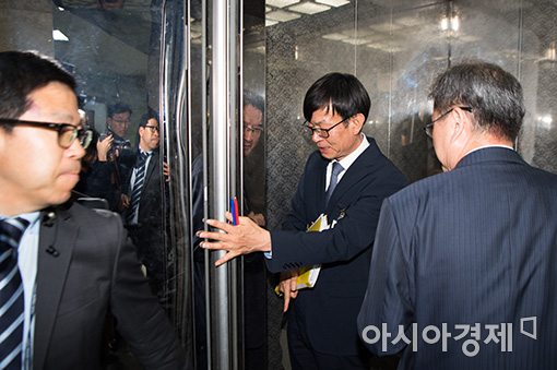 [포토]직원들 엘레베이터 잡아주는 김상조 후보자