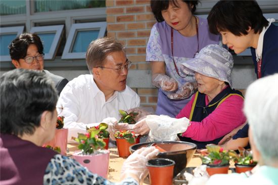 문재인 대통령이 치매요양원을 방문했다/ 사진=연합뉴스 제공