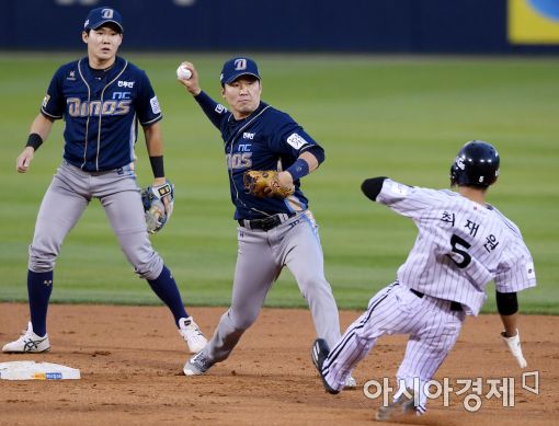 [포토]지석훈, '완벽한 병살 수비'