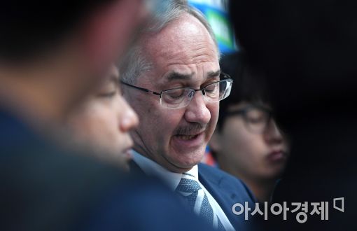 [포토]슈틸리케, '비난 여론 안다…한 번만 더 믿어달라'