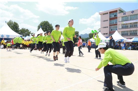 3일 이수중학교에서 열린 ‘2017 방배권역 서초구민 체육대회’에서 주민들이 ‘단체줄넘기’ 경기를 하고 있다