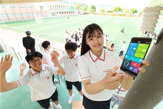  한국외식고등학교 학생들이 교내에 설치된 ‘스마트 공기질 관리 솔루션’ 서비스를 소개하고 있다. 