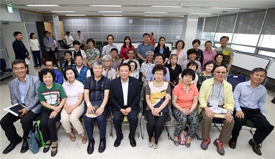 지난해 개최한 아주좋아 주민학교 수료식