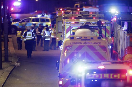 3일(현지시간) 차량·흉기 테러가 발생한 런던브리지에 경찰과 구급대가 출동해 현장을 수습하고 있다. (사진=AP연합뉴스)