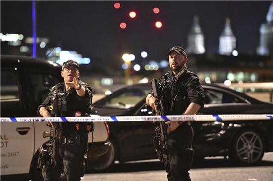 3일(현지시간) 오후 테러 사건이 발생한 영국 런던브리지에서 무장 경찰이 현장을 통제하고 있다. (사진=AP연합뉴스)