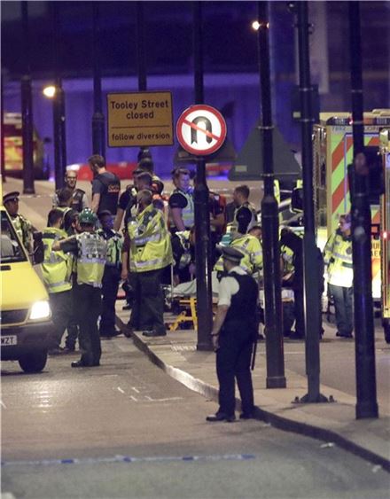 3일(현지시간) 차량·흉기 테러가 발생한 영국 런던의 런던브리지 현장. (사진=AP연합뉴스)