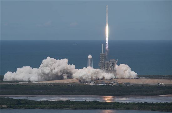 ▲스페이스X의 화물우주선 '드래건'이 팔콘9 로켓에 실려 발사되고 있다.[사진제공=NASA]