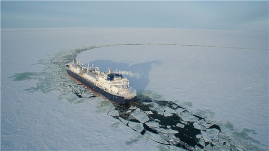 대우조선해양이 세계 최초로 건조한 쇄빙LNG선이 얼음을 깨면서 운항하고 있다.
