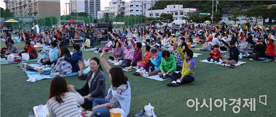 [포토]광주시 동구, ‘돗자리 야외 영화데이트’