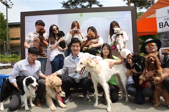 이해식 강동구청장이 반려동물 축제에서 애완견들과 함께 기념 촬영을 찍었다.