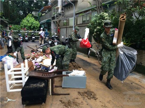 폭우로 인한 홍수가 발생한 대만 타이페이에서 3일(현지시간) 복구 작업을 위해 투입된 군인들이 현장을 수습하고 있다. (사진=AP연합뉴스)