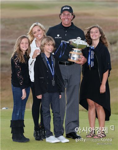필 미켈슨이 2013년 디오픈 우승 당시 가족과 함께 기념 촬영을 하고 있는 장면. Getty images/멀티비츠 