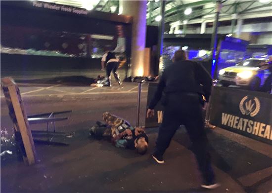 3일(현지시간) 영국 런던에서 발생한 차량·흉기 테러 용의자 중 1명이 경찰 총에 맞고 바닥에 쓰러져 있다. (사진=BBC방송 캡처)