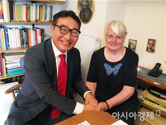 우기종 정무부지사를 단장으로 한 동유럽 순방단이 2일(현지 시각) 오스트리아 티롤주를 방문, 소록도에서 한센병 환자들과 그 가족을 사랑으로 돌보다 고향으로 돌아간 마리안느 수녀를 만나 위로했다. 사진제공=전남도
