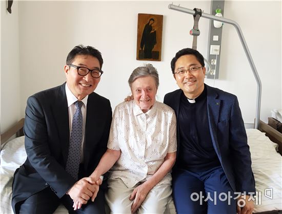 우기종전남도정무부지사(왼쪽)를 단장으로 한 동유럽 순방단이 2일(현지 시각) 오스트리아 티롤주를 방문, 소록도에서 한센병 환자들과 그 가족을 사랑으로 돌보다 고향으로 돌아간 마가렛 수녀를 만나 위로했다. 사진제공=전남도
