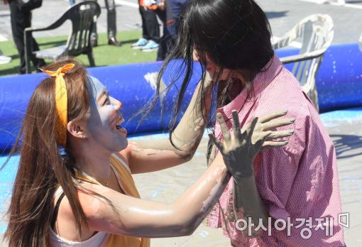 [포토]재밌는 머드마사지 