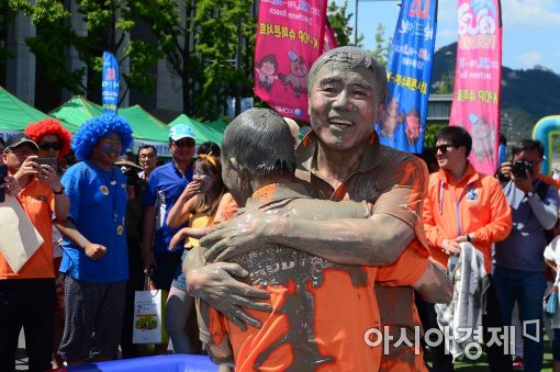 [포토]보령머드축제 홍보 위해 머드 뒤집어 쓴 김동일 보령시장 