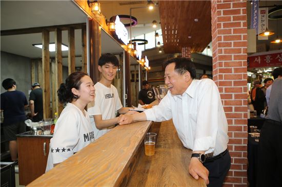 차성수 금천구청장이 청년점포를 방문했다.